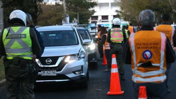 Carabineros realizando fiscalización a vehículos con restricción para transitar en Santiago