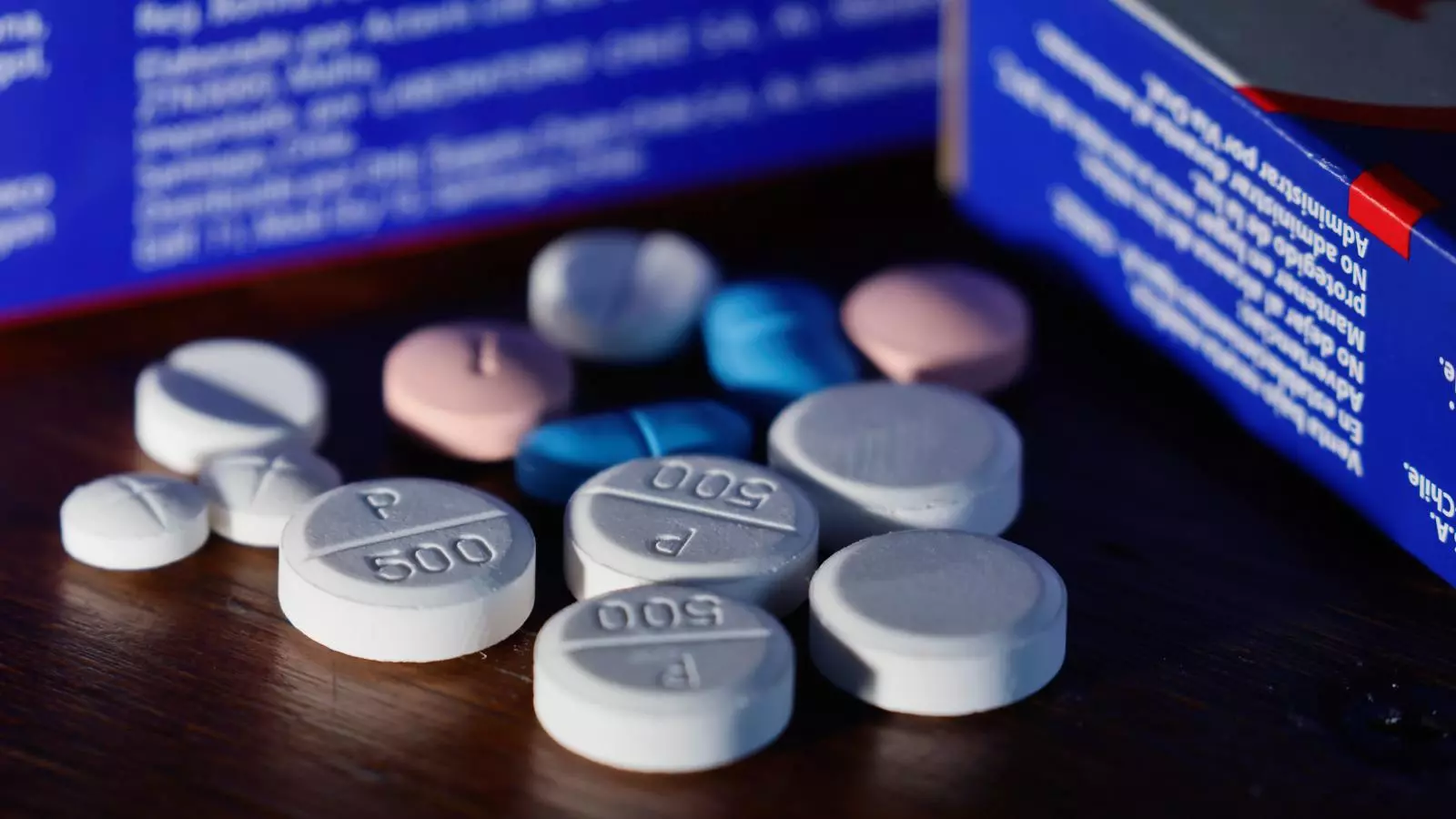 Imagen de distintos medicamentos sobre una mesa