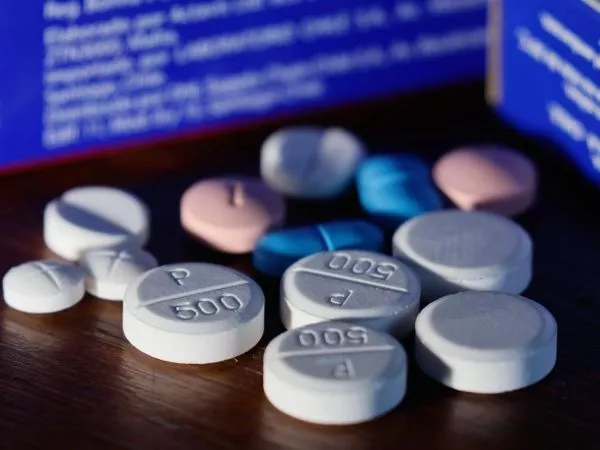 Imagen de distintos medicamentos sobre una mesa