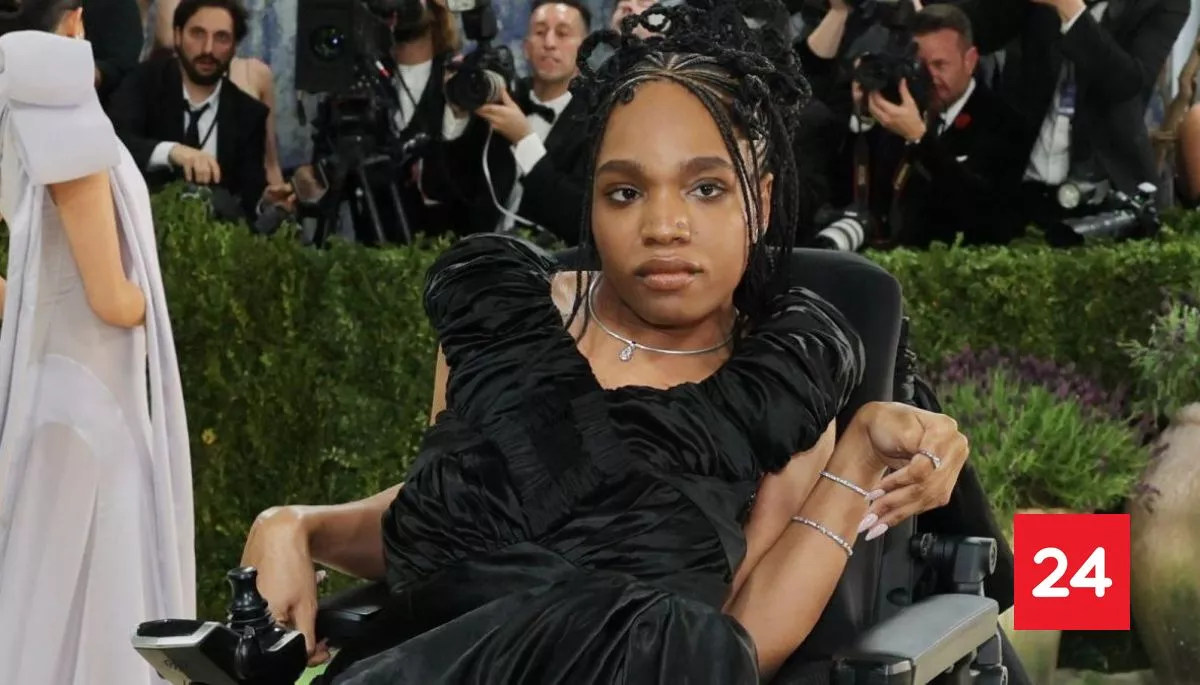 ✨ #Tendencias 

Quién es la modelo y usuaria de silla de ruedas que asistió por primera vez la MET Gala: 
