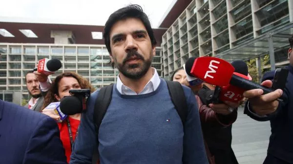 Joaquín Lavín León saliendo del centro de justicia tras segunda audiencia de formalización por presuntos delitos de corrupción