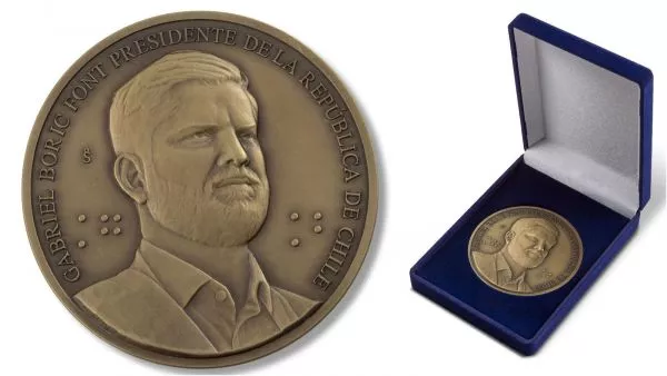 Medalla de Boric: Precio, detalles y escritura en braille