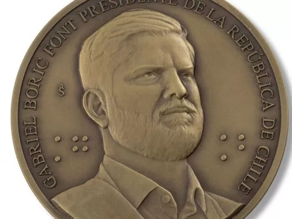 Medalla de Boric: Precio, detalles y escritura en braille