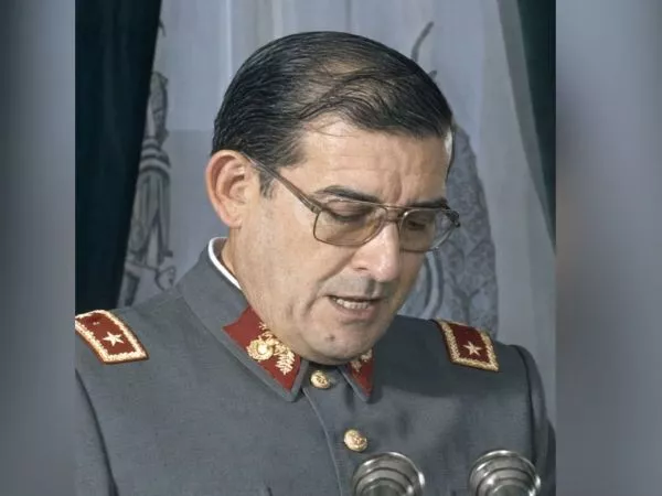 César Manríquez Bravo y su paso por el Ejército durante la dictadura
