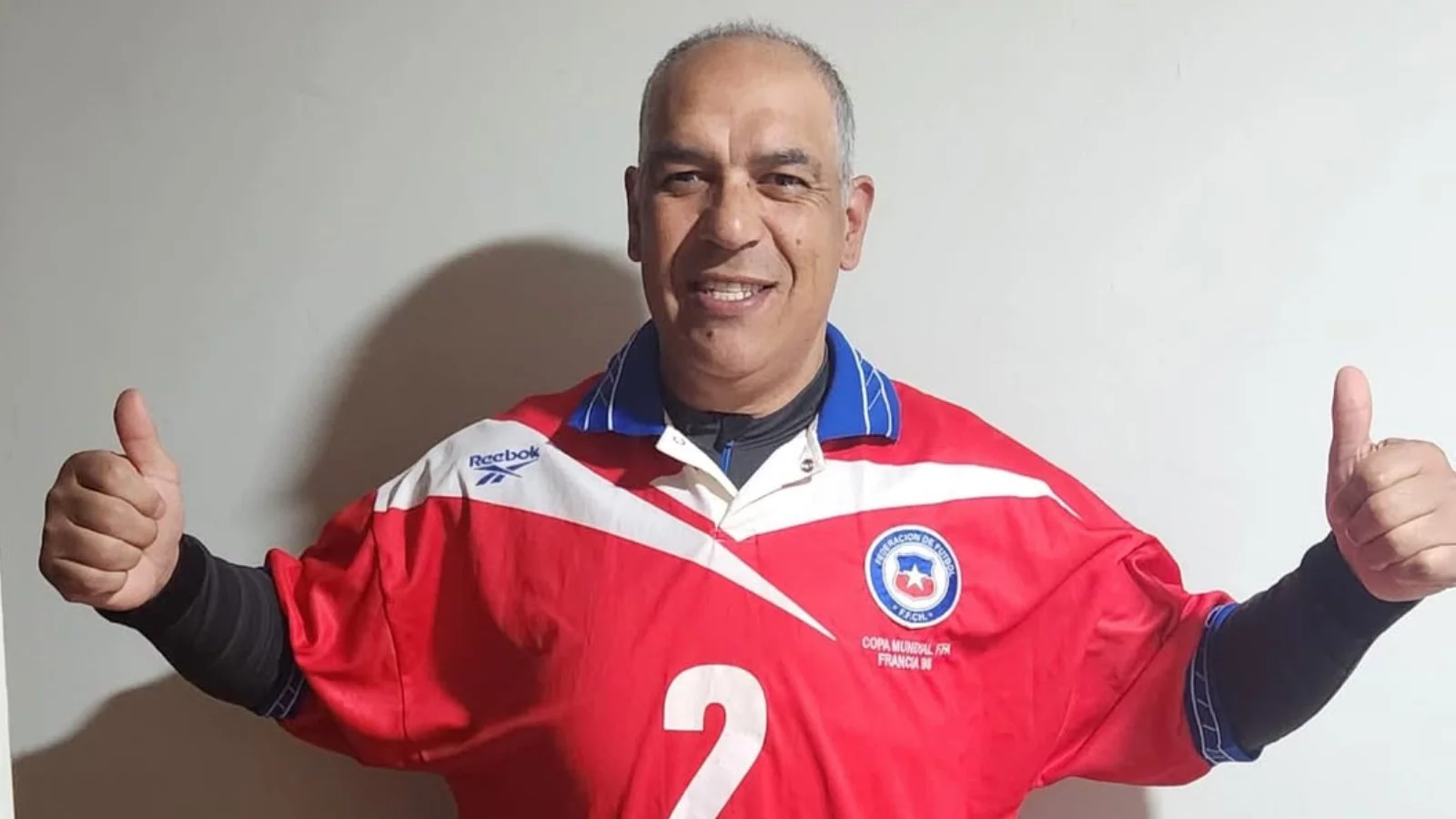 Cristian Castañeda posando con su camiseta de Francia 1998
