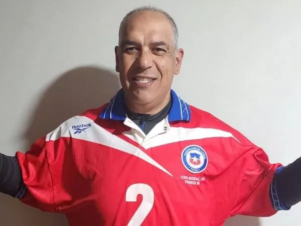 Cristian Castañeda posando con su camiseta de Francia 1998