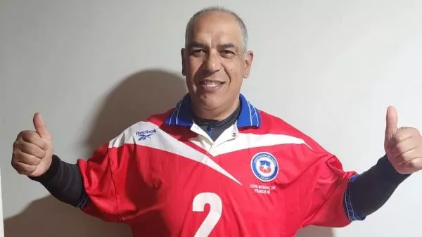 Cristian Castañeda posando con su camiseta de Francia 1998