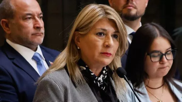 Zandra Parisi en un punto de prensa del Partido de la Gente en el Congreso