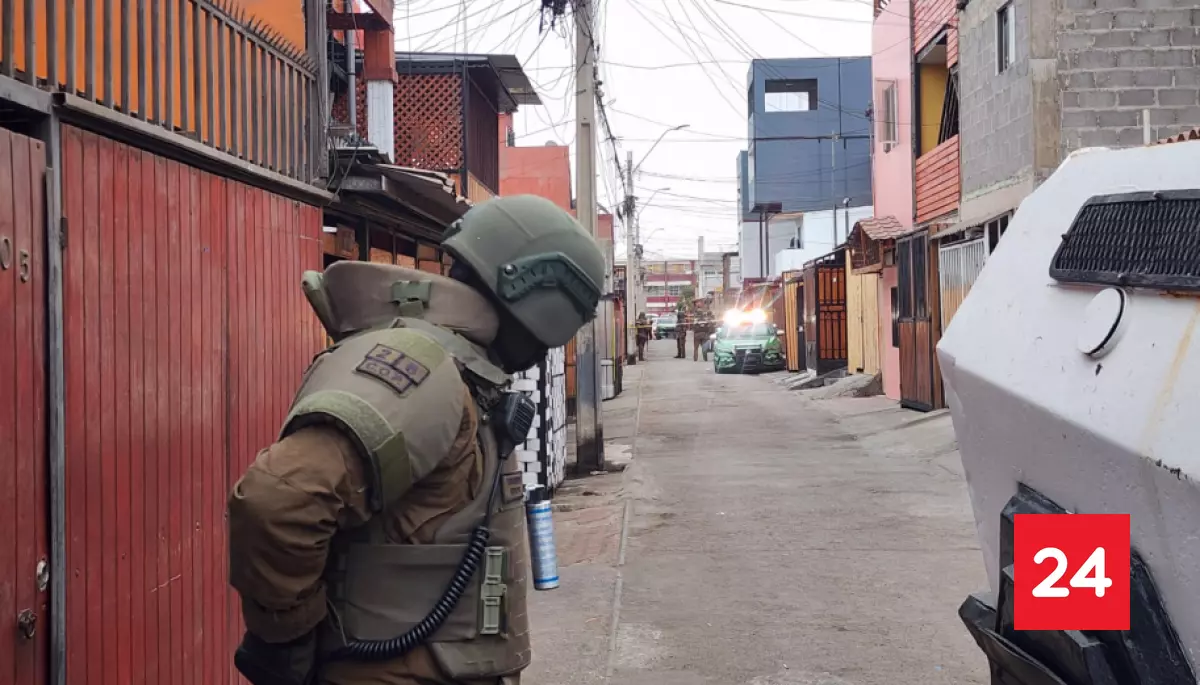 ⭕ #AHORA24H 

Sujeto que había golpeado a su madre murió abatido por carabinero tras atacar a policía 

Más detalles⬇️