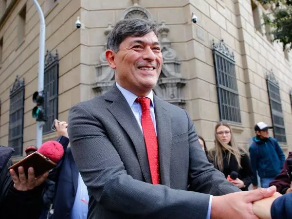 Franco Parisi saludando gente a las afueras del Ministerio de Hacienda tras reunión con Jorge Quiroz