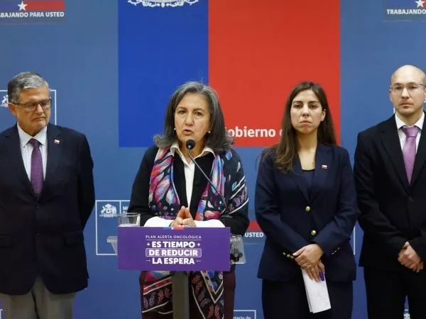 Diversas autoridades del Ministerio de Salud