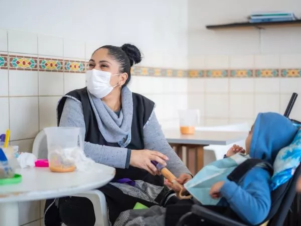 216 mil personas cuidadoras hay en Chile: 86% son mujeres y muchas ejercen como “mamás” sin serlo