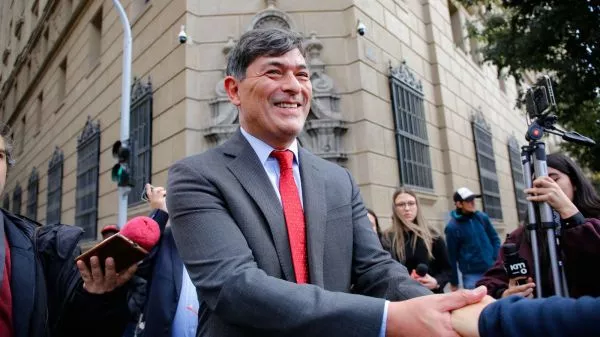Franco Parisi saludando gente a las afueras del Ministerio de Hacienda tras reunión con Jorge Quiroz
