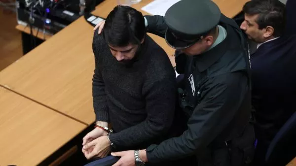 Joaquín Lavín León con esposas tras ser enviado a prisión preventiva