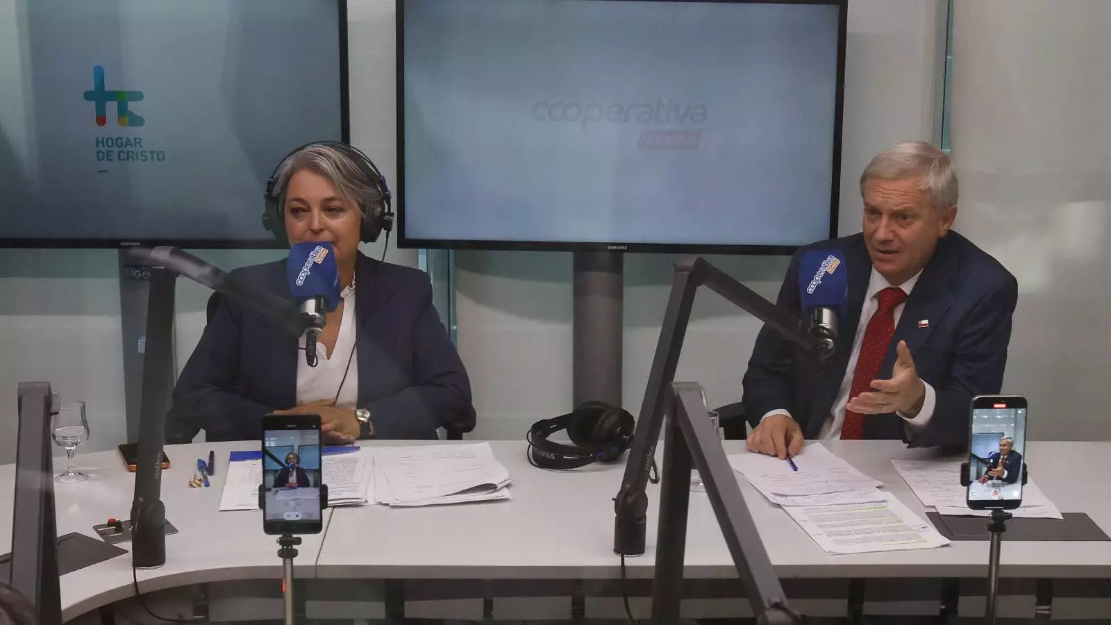Jeannette Jara y José Antonio Kast en un debate presidencial