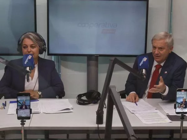 Jeannette Jara y José Antonio Kast en un debate presidencial