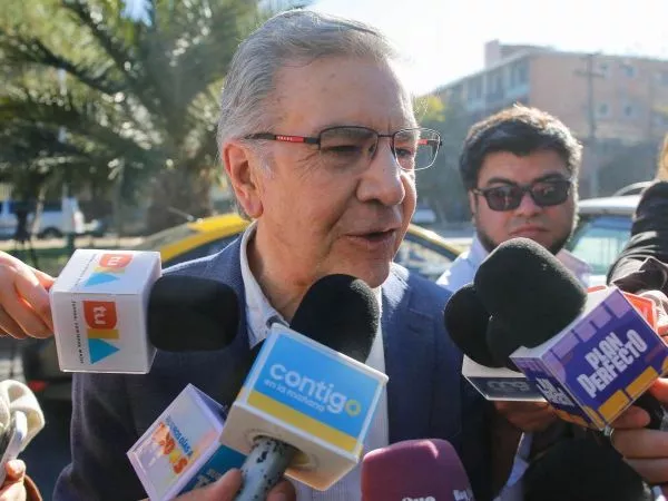 Joaquín Lavín Infante hablando con los medios de comunicación a la salida de Capitán Yáber