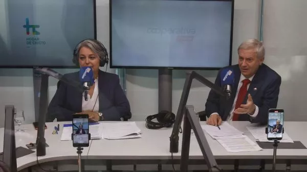 Jeannette Jara y José Antonio Kast en un debate presidencial