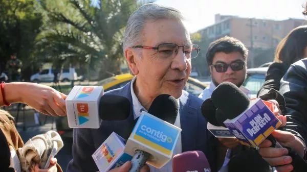 Joaquín Lavín Infante hablando con los medios de comunicación a la salida de Capitán Yáber