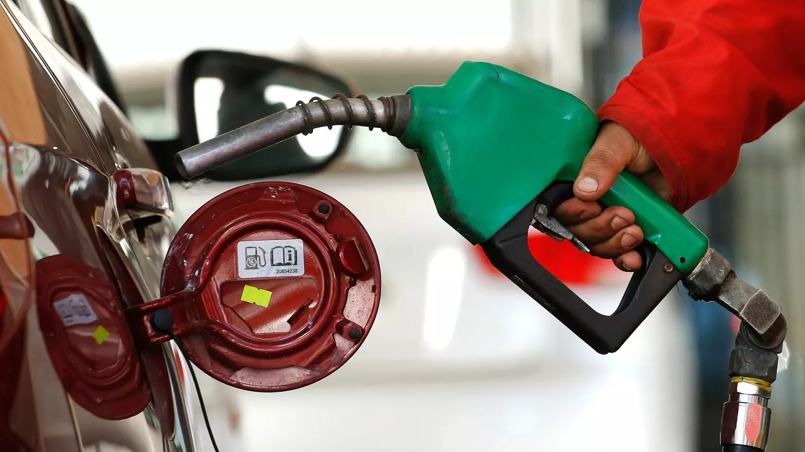 Persona cargando combustible