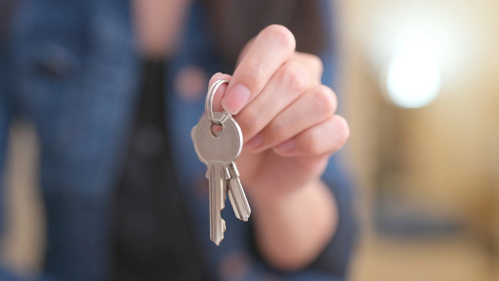 Llaves de una vivienda en las manos de una persona