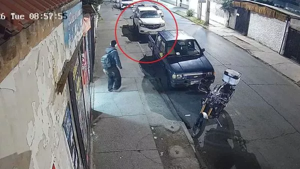 El joven, quien tendría 19 años, fue retenido dentro de un automóvil en plena vía pública.