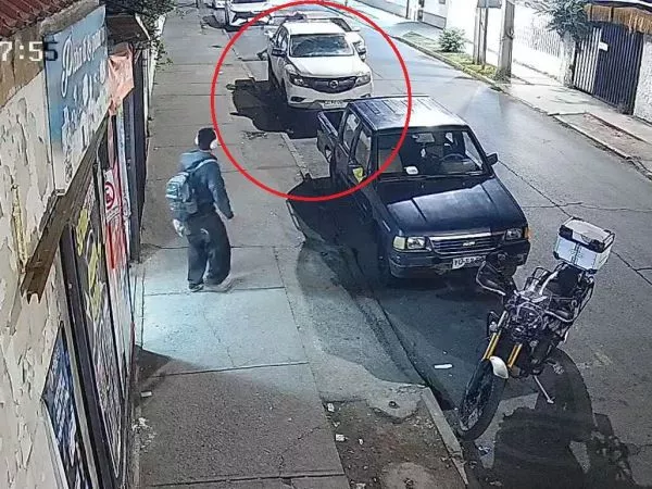 El joven, quien tendría 19 años, fue retenido dentro de un automóvil en plena vía pública.