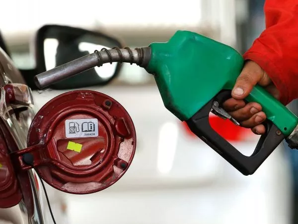 Persona cargando combustible