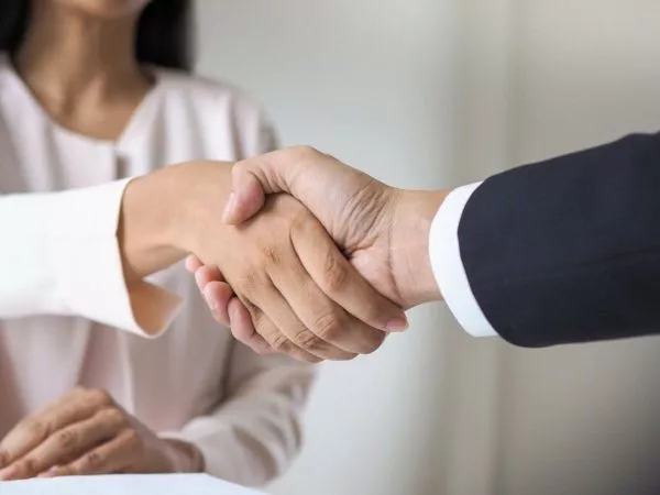 Personas dándose la mano en una entrevista laboral