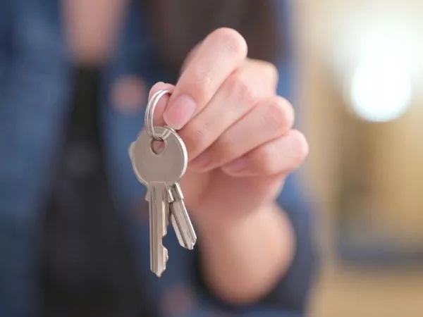 Llaves de una vivienda en las manos de una persona