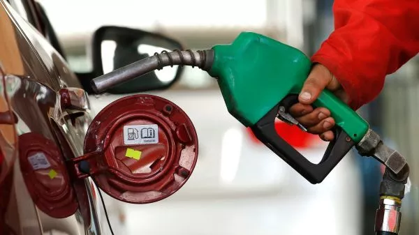 Persona cargando combustible