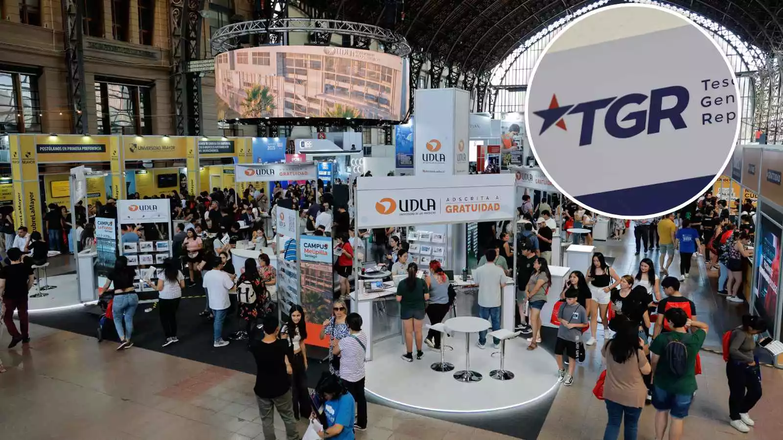 Feria universitaria con el logo de la Tesorería General de la República