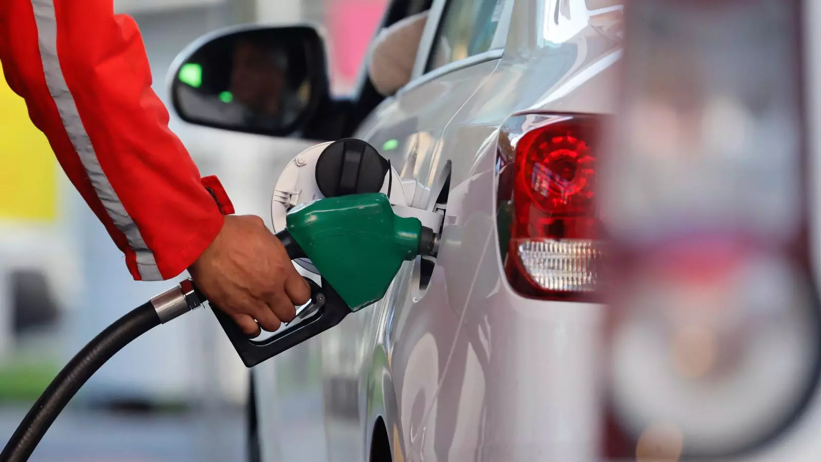 Persona cargando combustible