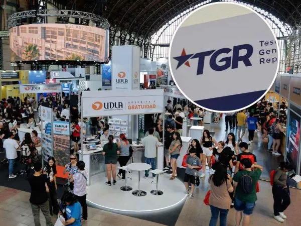 Feria universitaria con el logo de la Tesorería General de la República