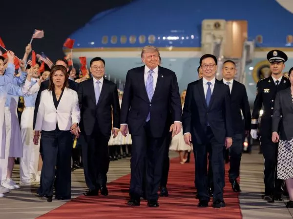 Trump llega a China para crucial reunión con Xi Jinping