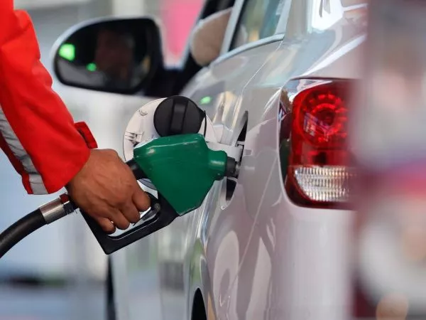 Persona cargando combustible