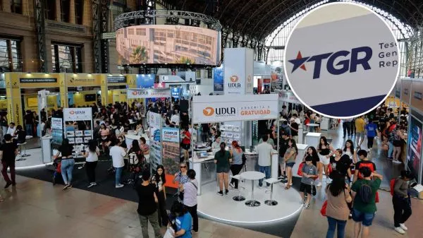 Feria universitaria con el logo de la Tesorería General de la República