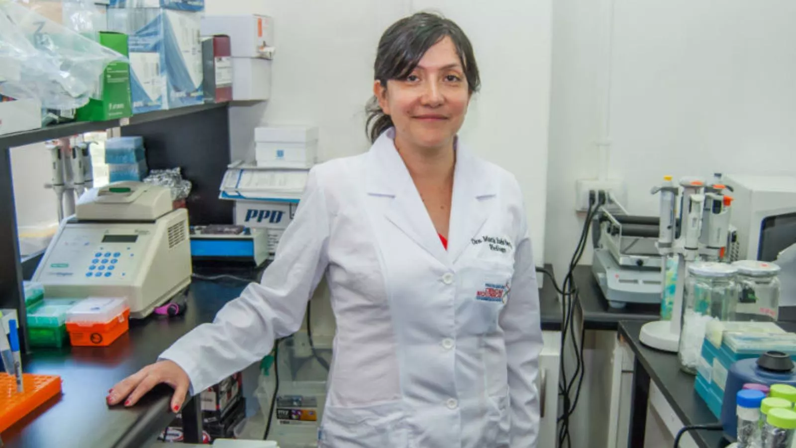 María Inés Barría en un laboratorio