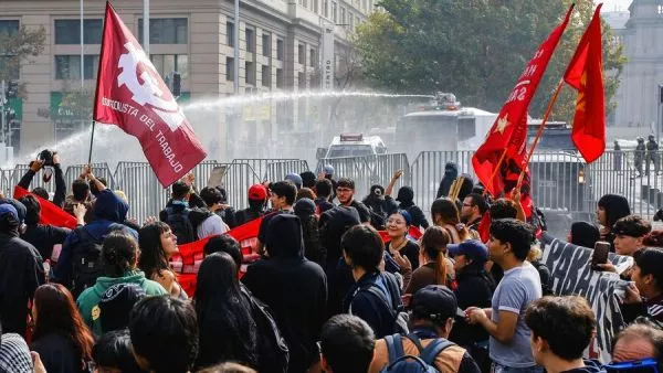 Incidentes en centro de Santiago marcan marcha estudiantil convocada por la ACES