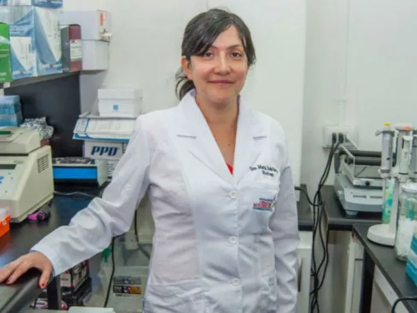 María Inés Barría en un laboratorio