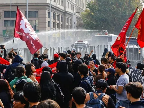 Incidentes en centro de Santiago marcan marcha estudiantil convocada por la ACES
