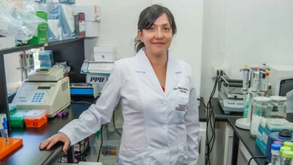 María Inés Barría en un laboratorio
