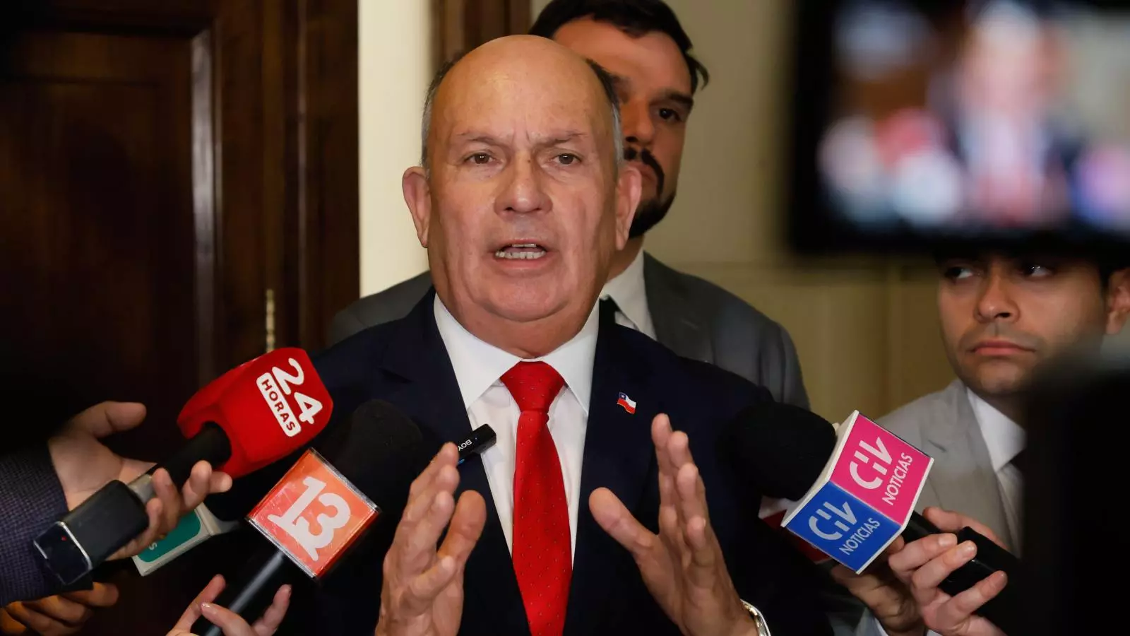 Diputado Sergio Bobadilla en un punto de prensa en el Congreso
