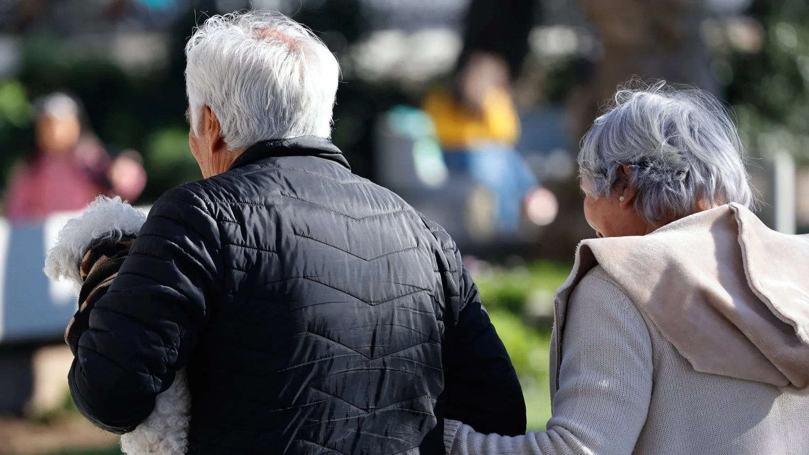 Adultos mayores caminando por el centro de Santiago