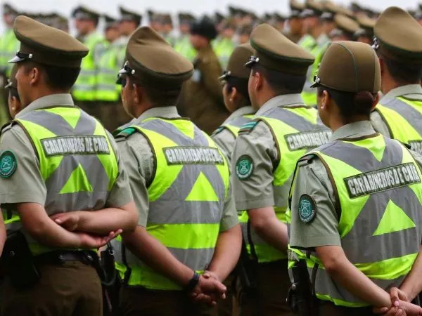 Funcionarios de Carabineros formados