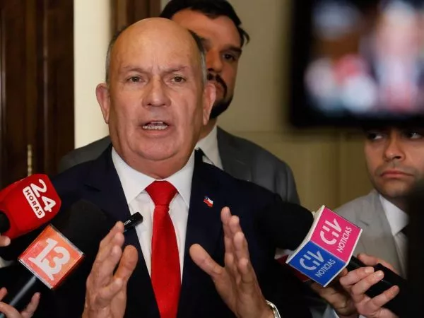 Diputado Sergio Bobadilla en un punto de prensa en el Congreso