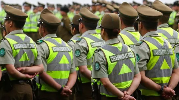 Funcionarios de Carabineros formados