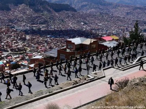 Numerosos manifestantes han cerrado los accesos a la capital boliviana provocando problemas de abastecimiento.