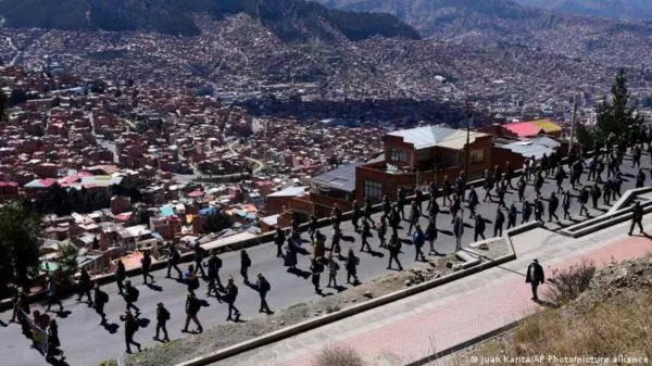 Numerosos manifestantes han cerrado los accesos a la capital boliviana provocando problemas de abastecimiento.