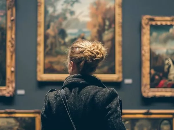 Mujer en un museo viendo obras de arte